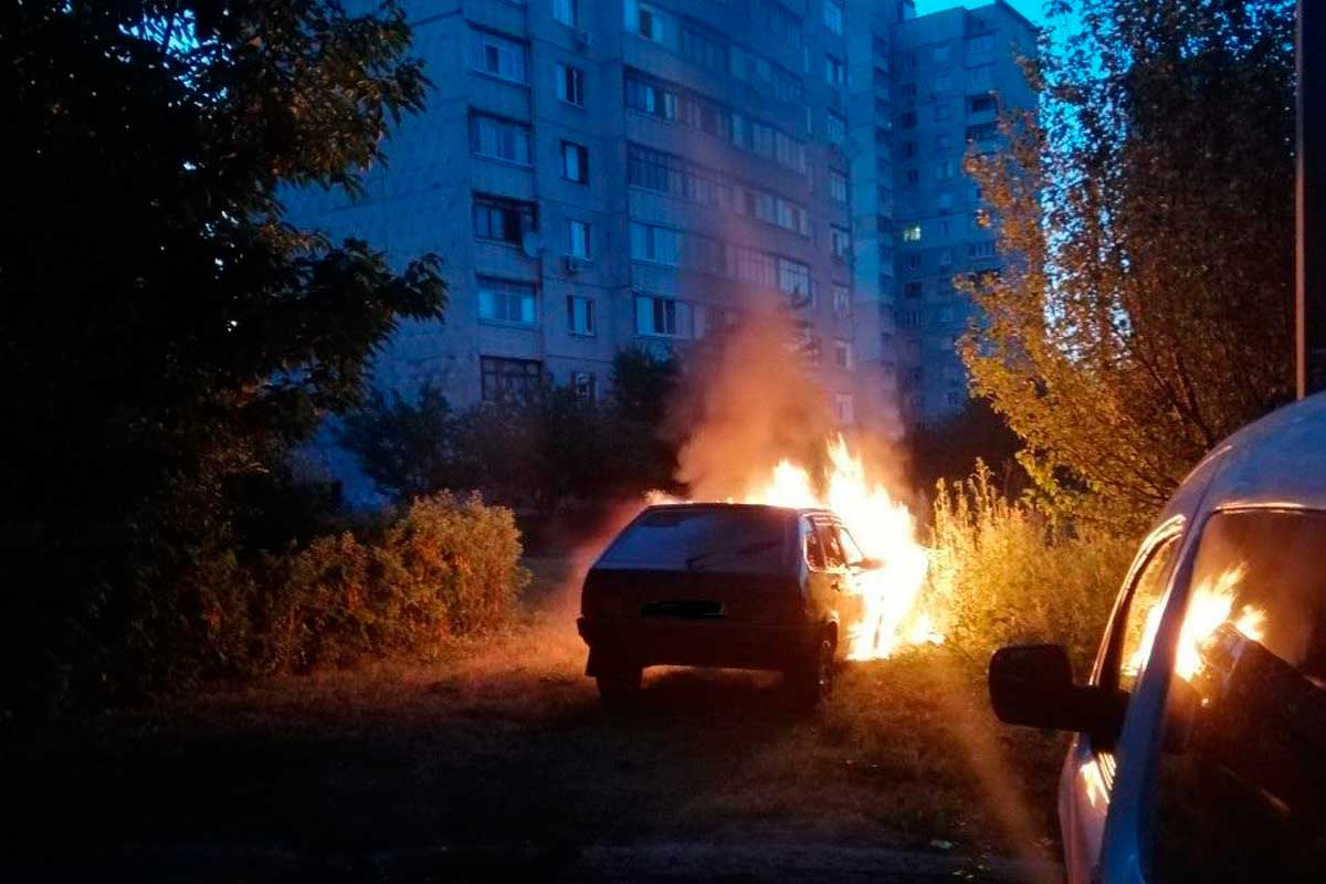 В Харьковской области сгорело три автомобиля (фото)