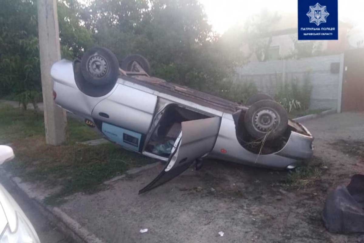 В Харькове машина перевернулась на крышу (фото)
