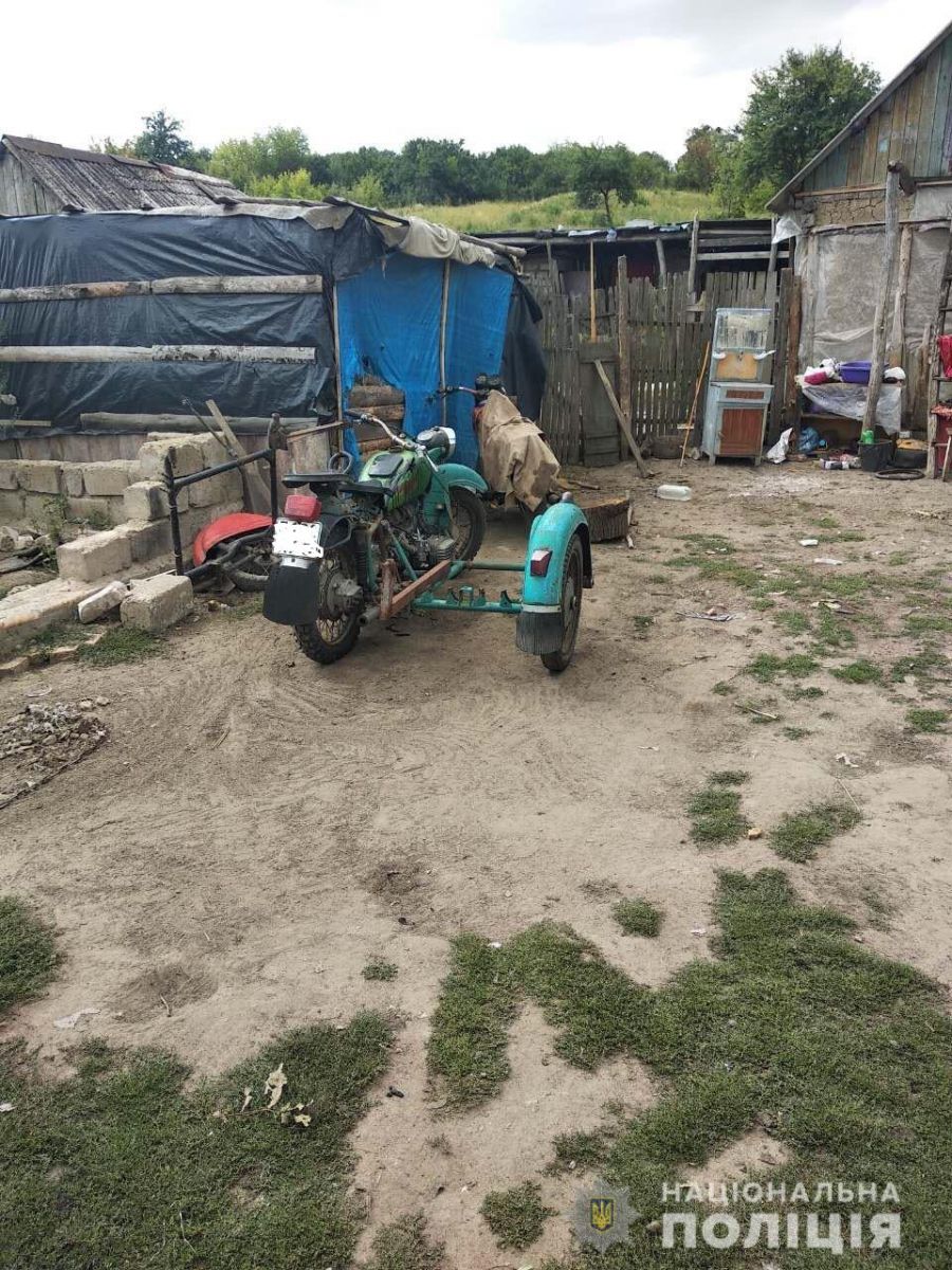 Под Харьковом парни украли мотоцикл, но не смогли его завести 