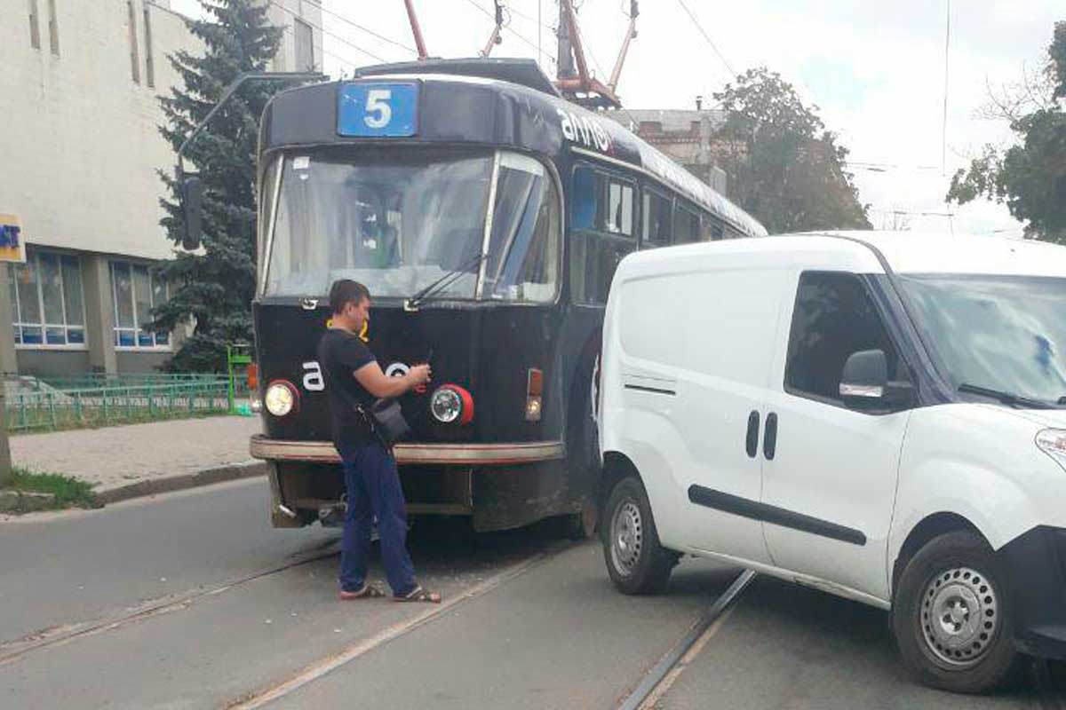 В Харькове пассажиры трамвая набросились на водителя авто (фото, видео)