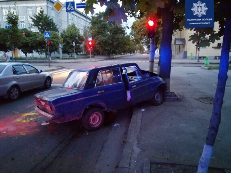 ДТП В Харькове: водитель слетел с дороги в дерево (фото)