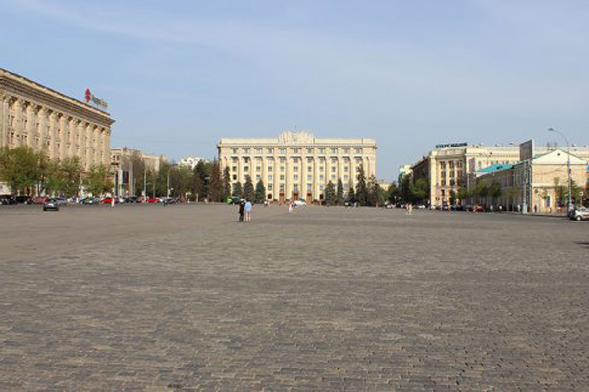 Харьковчане просят закрыть площадь Свободы для транспорта