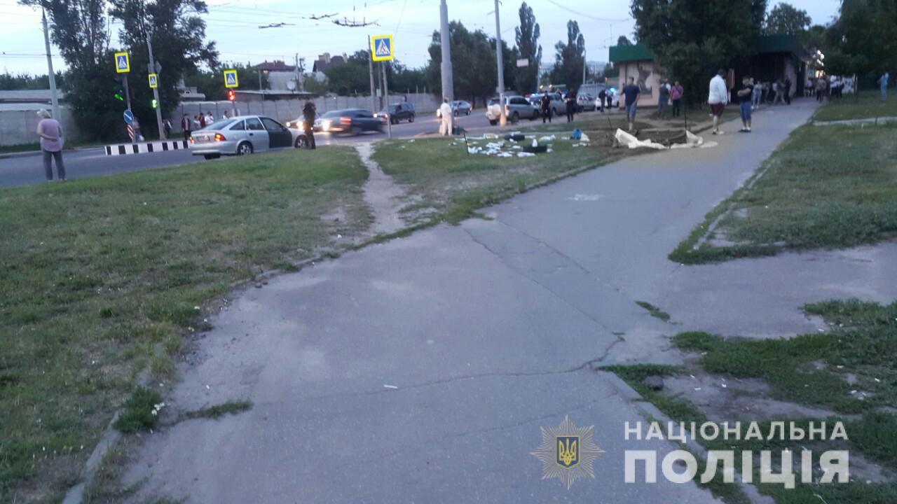 В Харькове девушка на Nissan врезалась в людей (фото)