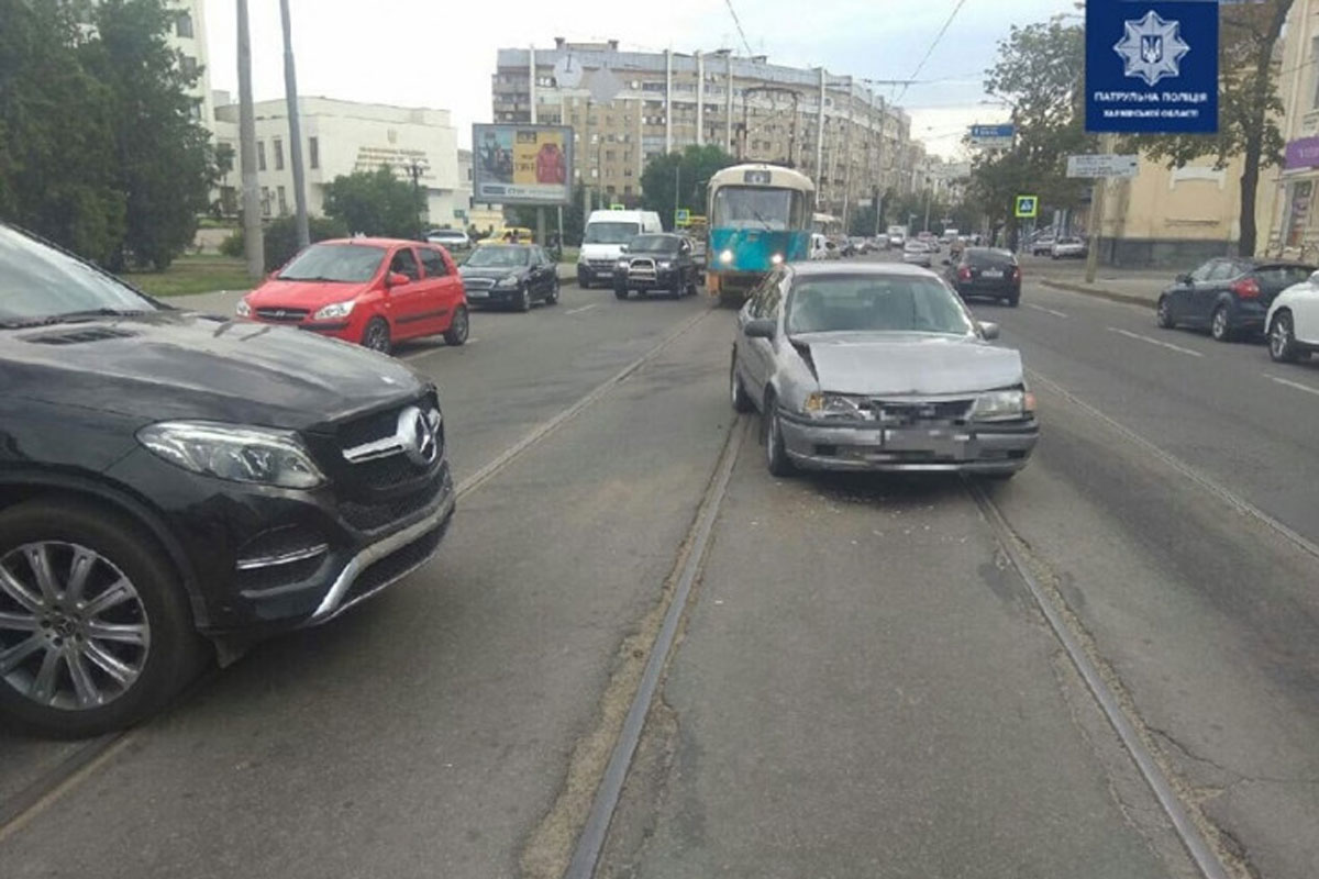 Авария в Харькове заблокировала движение трамваев (фото)