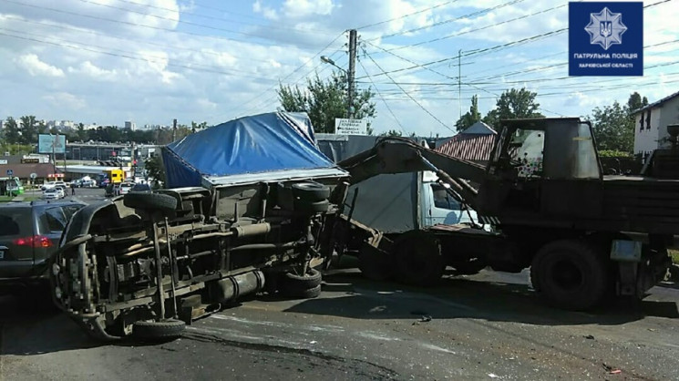 В Харькове неуправляемый экскаватор протаранил автомобили