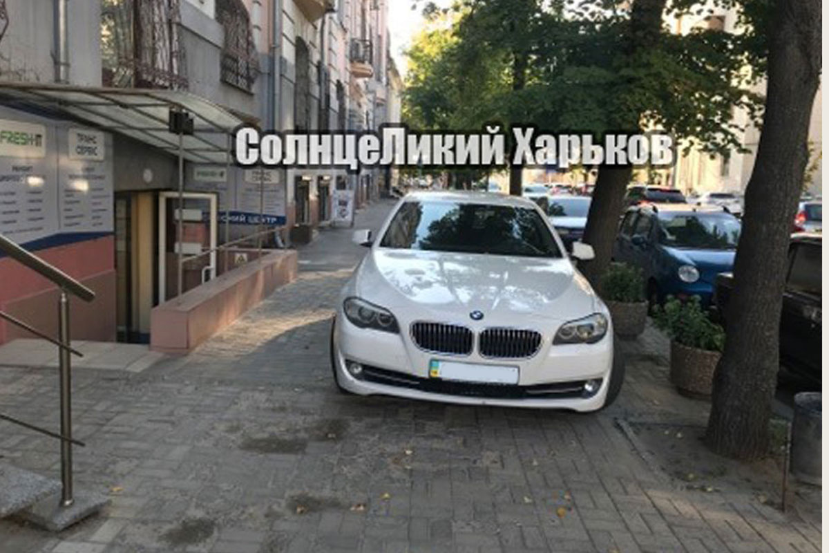 Машина перегородила выезд
