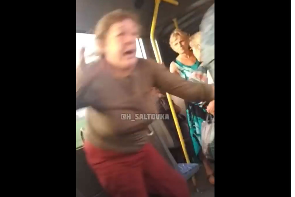 В Харькове из троллейбуса вытолкали женщину (видео)