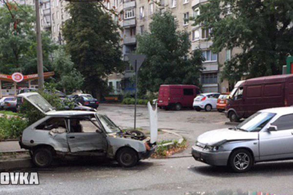В Харькове столкнулись машины, есть пострадавшая