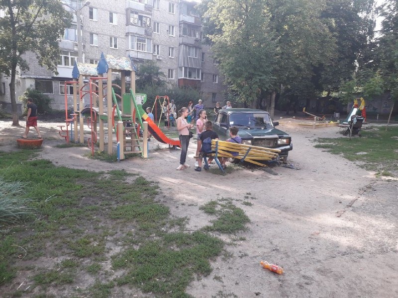 В Харькове запредельно пьяный водитель врезался в детскую площадку