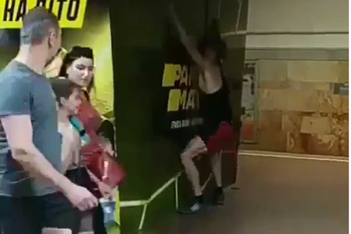 В Харьковском метро парень выполнил физзарядку