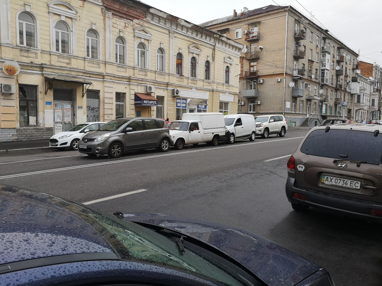 В центре Харькове машины столкнулись "паровозиком"