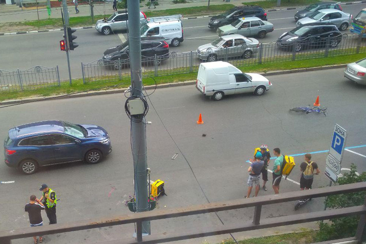В Харькове сбили курьера на велосипеде (фото)