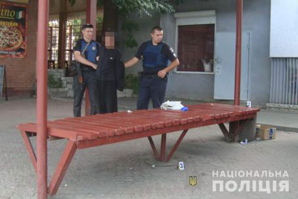 В Харькове на остановке ранили мужчину (фото)
