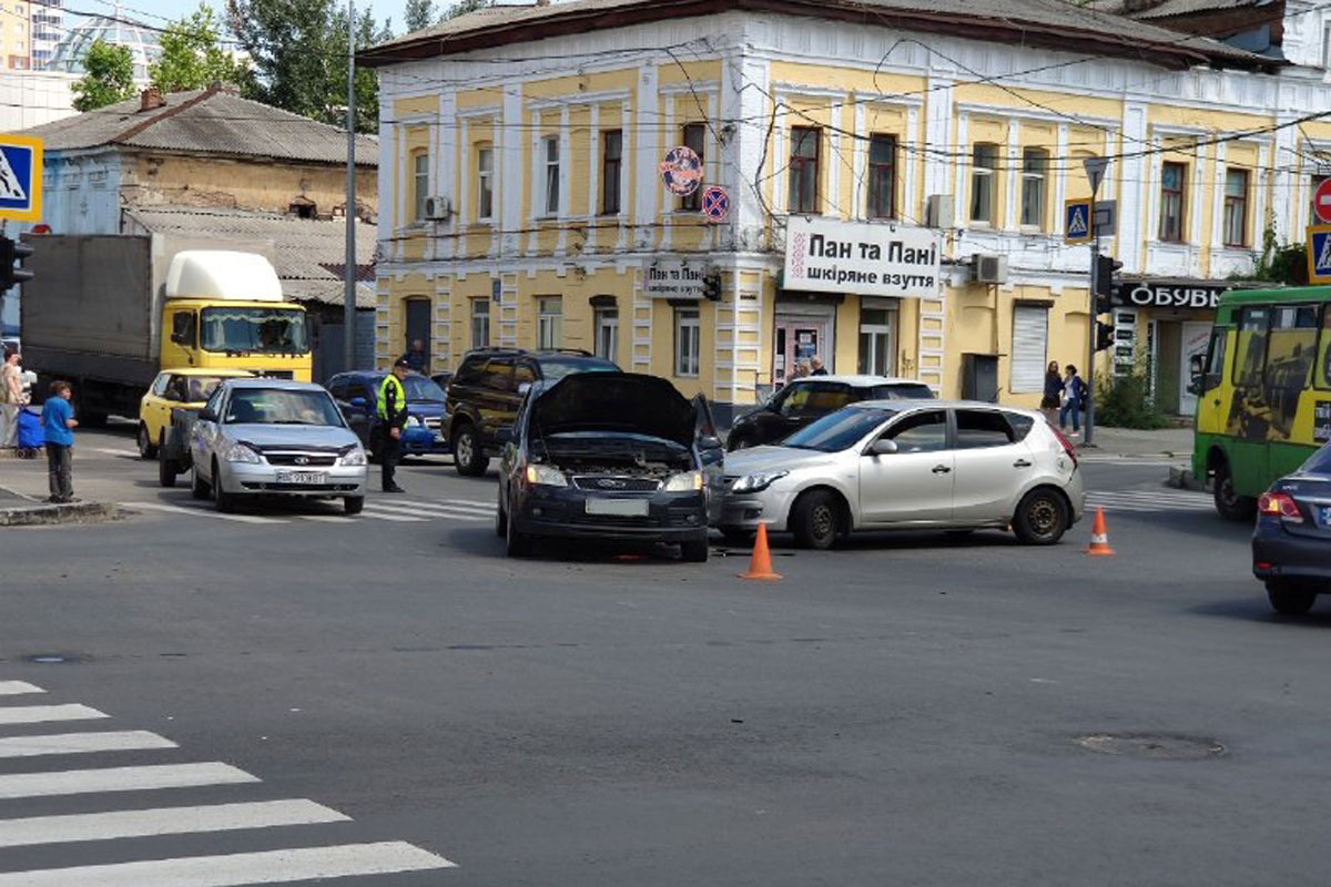 В центре – ДТП, движение затруднено (фото)