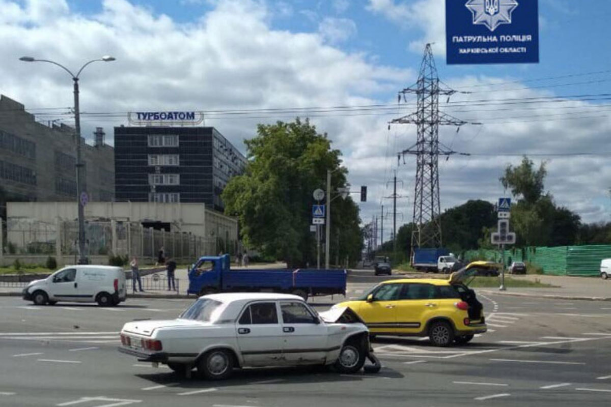 В Харькове легковушки не поделили перекресток, есть пострадавший