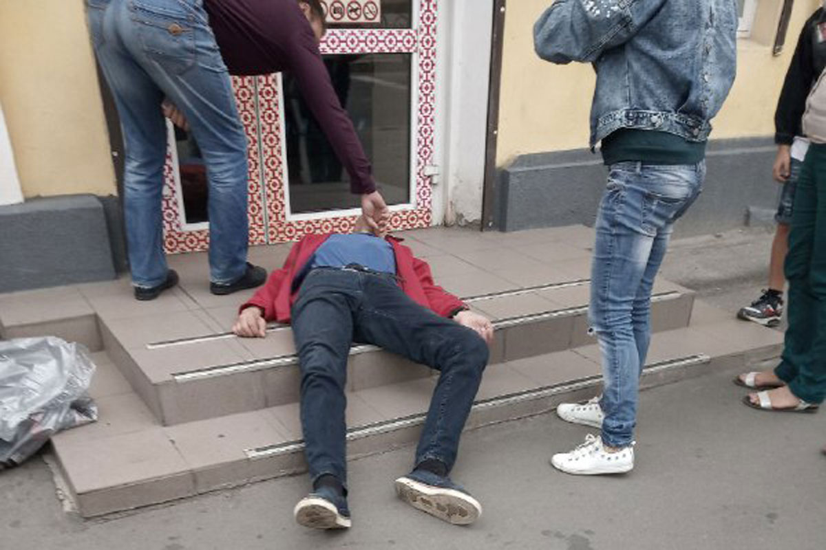 В центре лежит труп (фото)