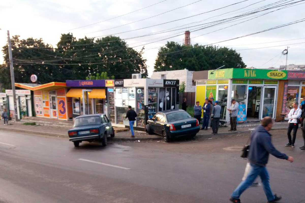 В Харькове машина протаранила киоск (фото, видео)