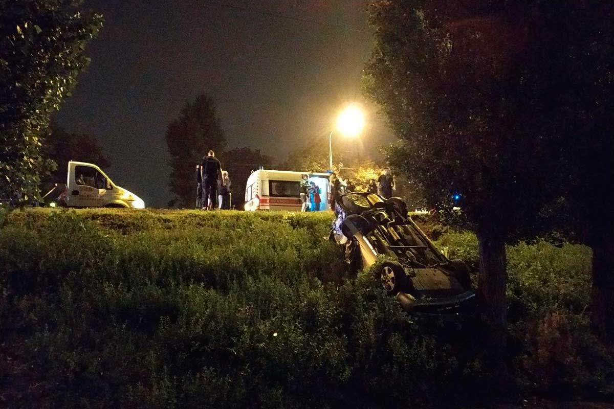 В Харькове машина вылетела с дороги и перевернулась (фото)