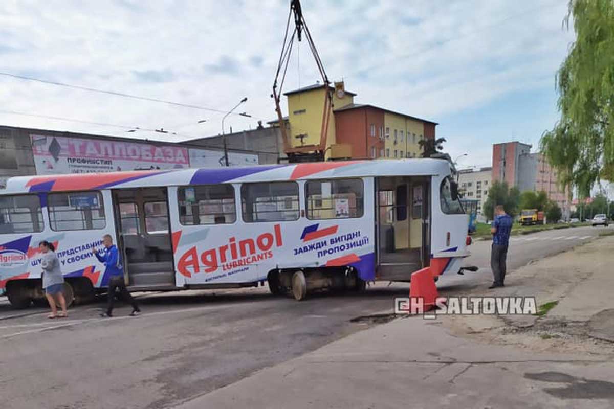 В Харькове сошел с рельсов трамвай (фото)