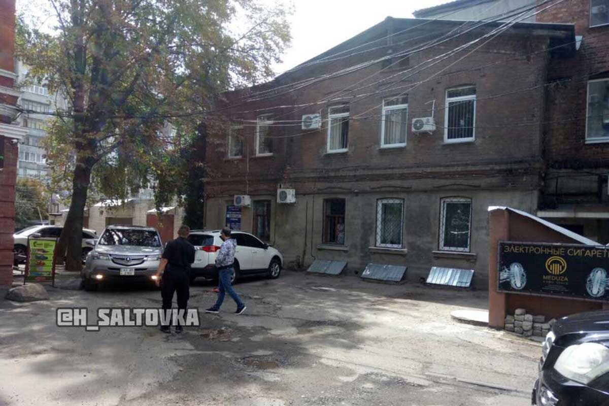 В центре припаркованная машина перегородила проезд транспорта (фото)