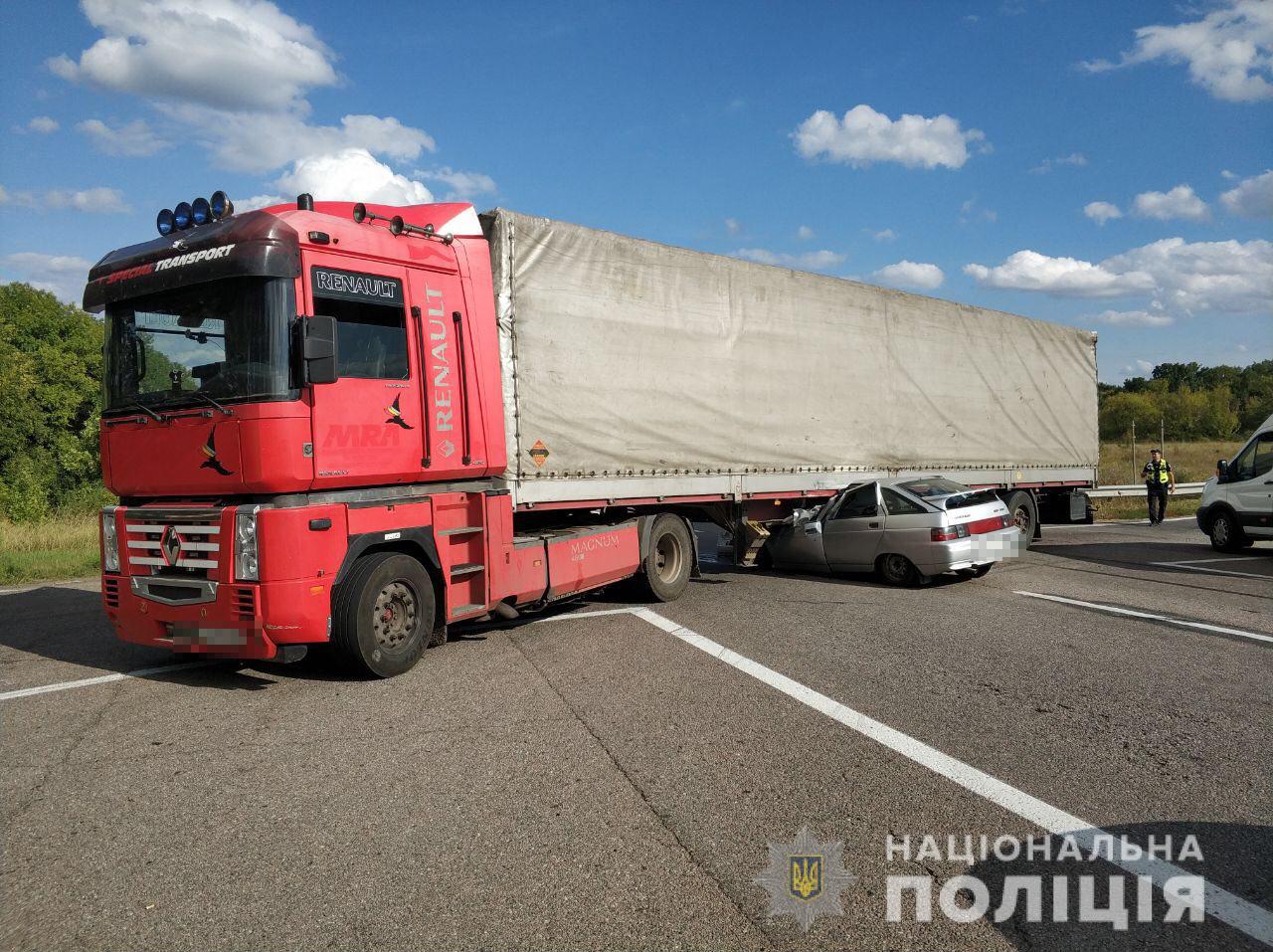 Авария с фурой под Харьковом: трое погибших (фото)