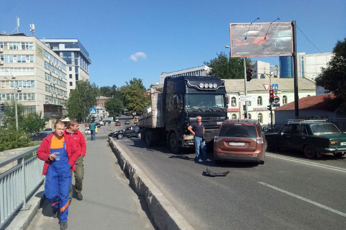 В центре - ДТП с фурой, движение транспорта заблокировано (фото)