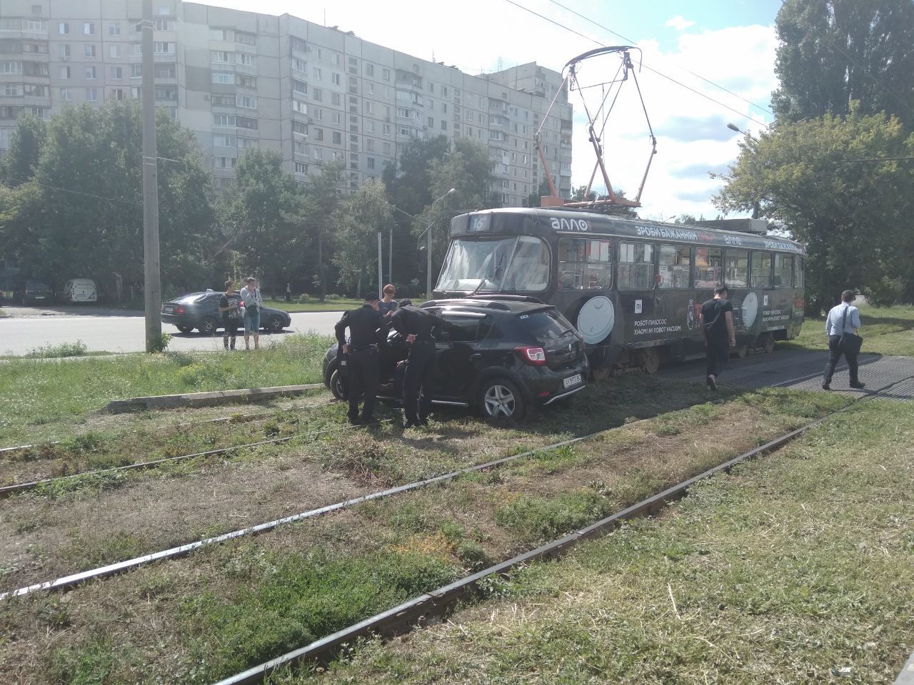 В Харькове трамвай протаранил машину (фото)