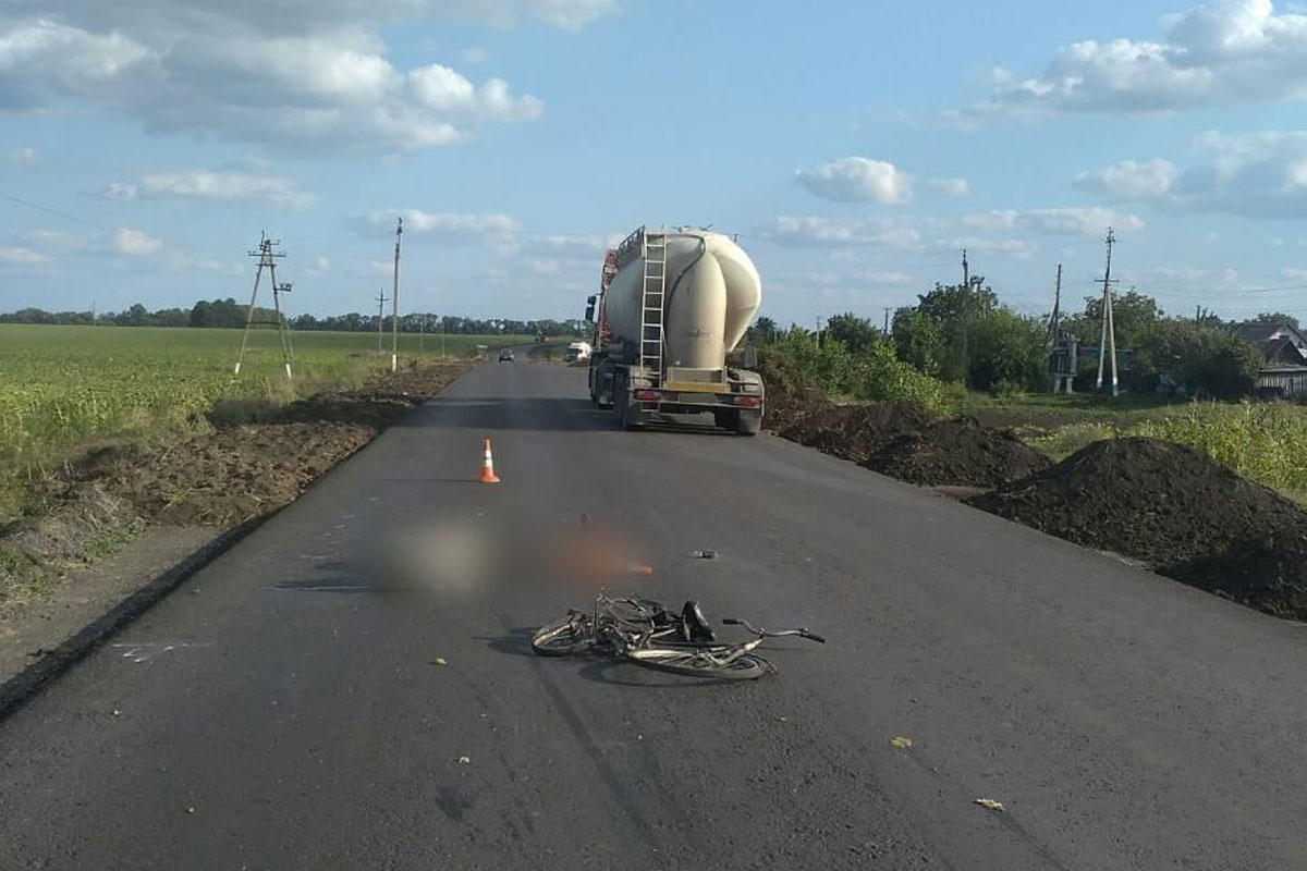 Под Харьковом грузовик насмерть сбил велосипедиста (фото)