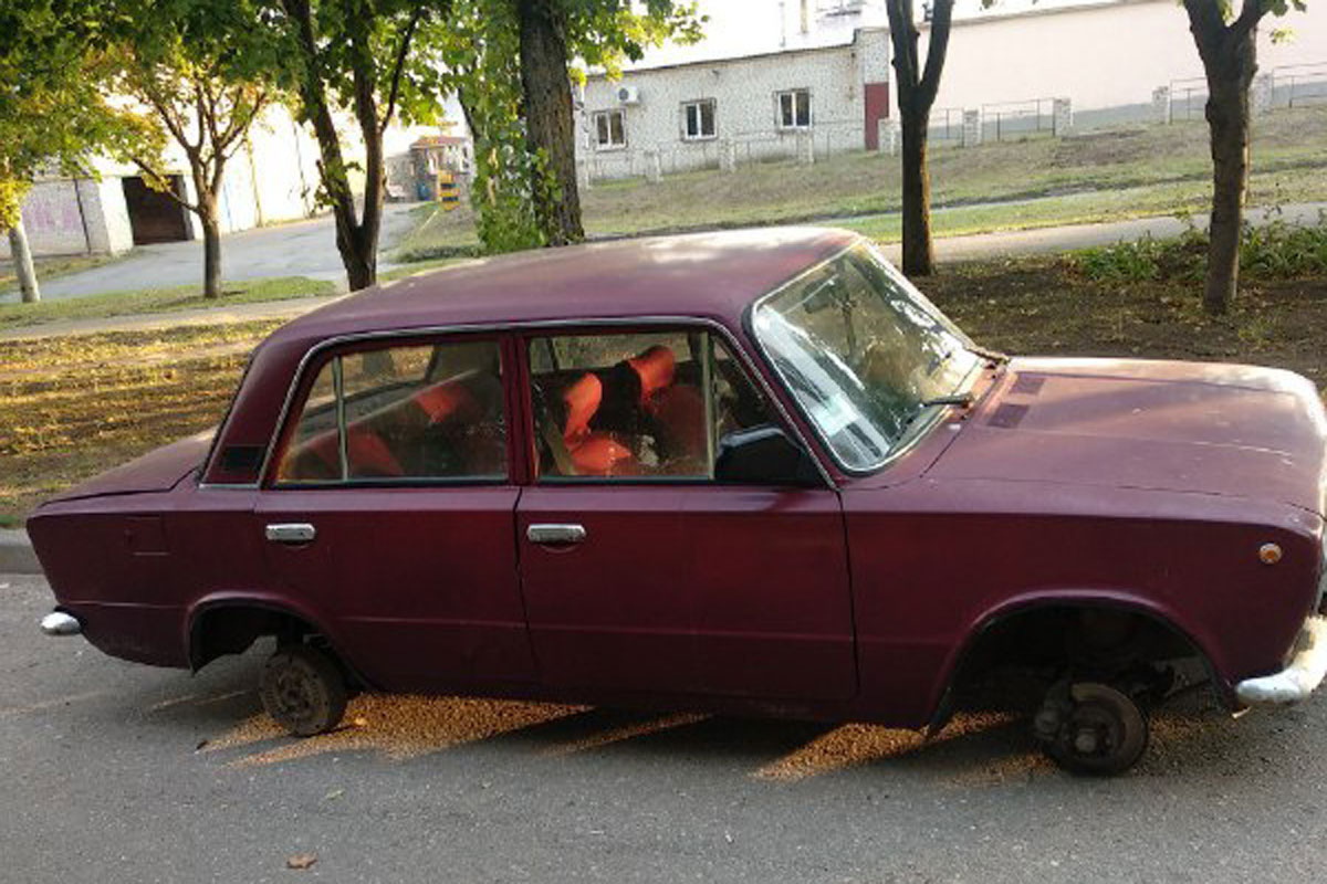 На Салтовке с машины сняли колеса (фото)