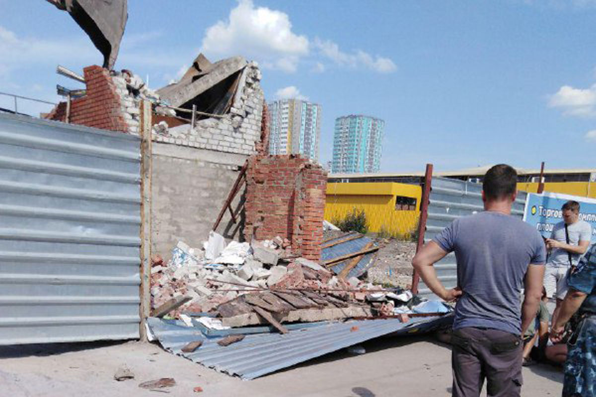В Харькове на женщину рухнул забор (фото)