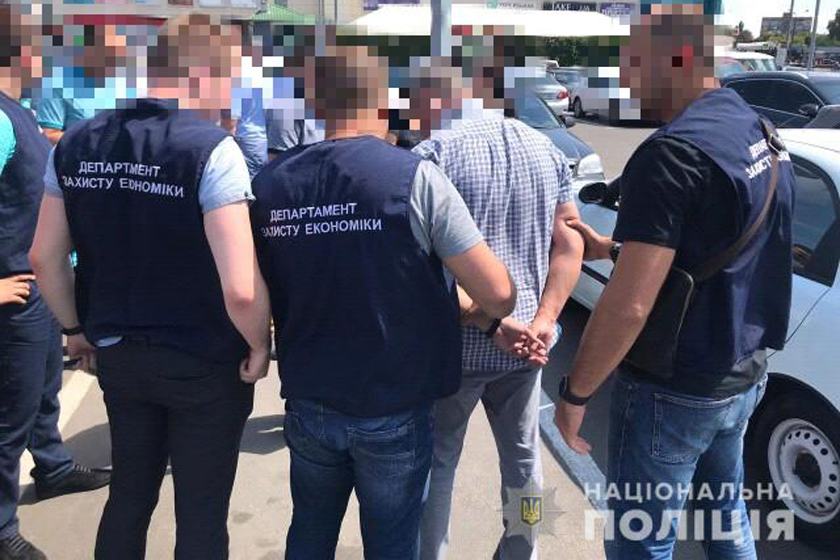 Харьковский чиновник попался на взятке (фото)