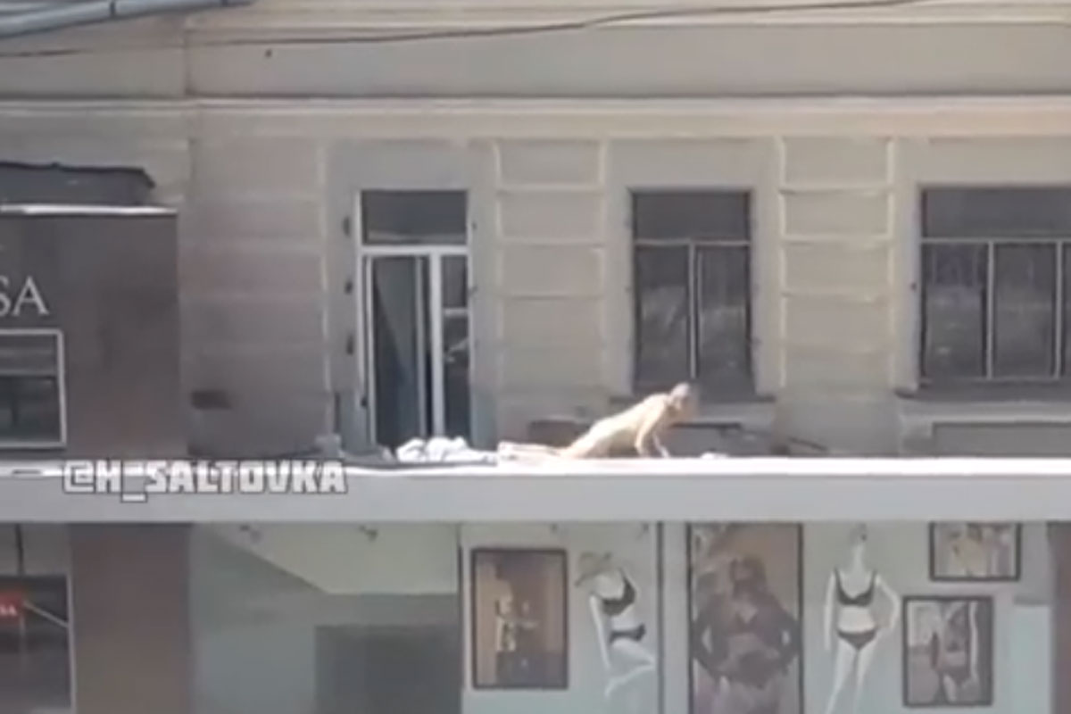 В Харькове полуголый мужчина занялся йогой на карнизе здания (видео)