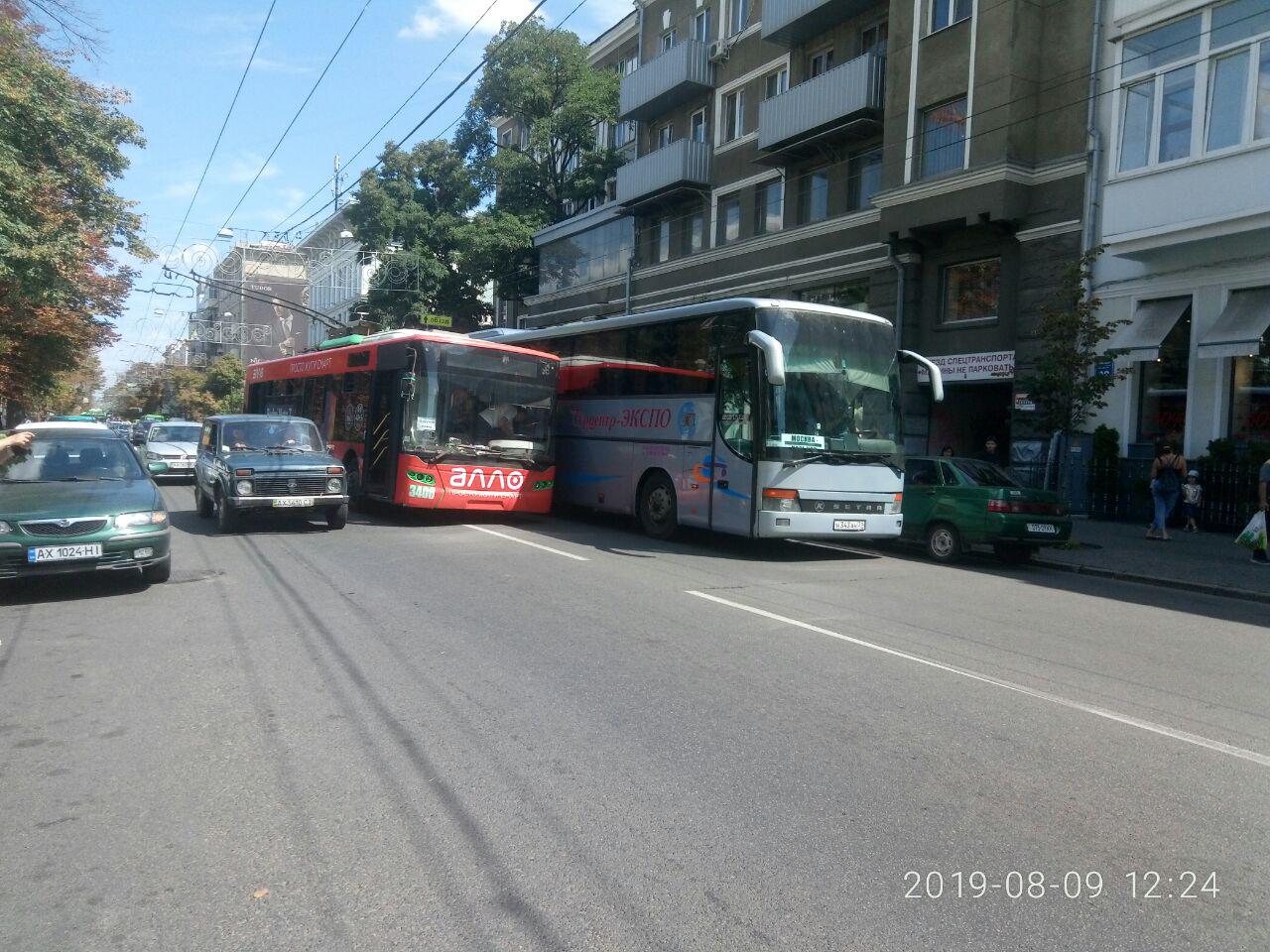 На Сумской сломался троллейбус, движение заблокировано (фото)