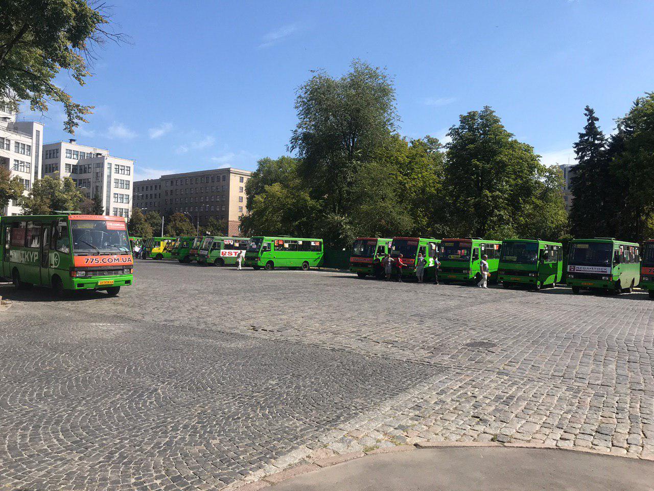 Десятки автобусов на площади: в центре митингуют перевозчики (видео)