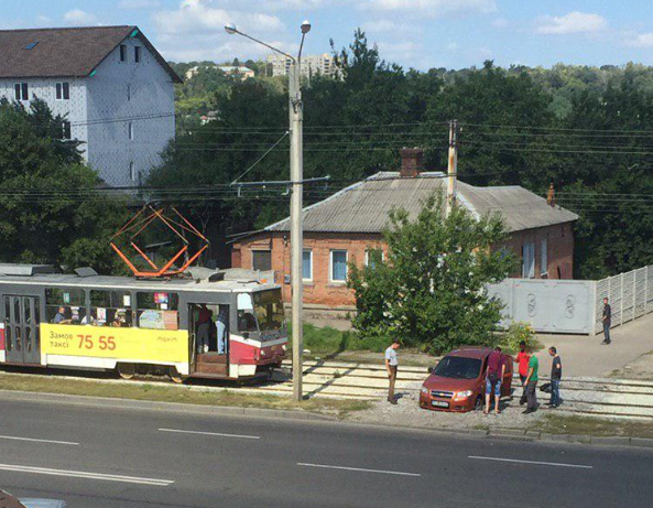 В Харькове машина застряла на рельсах (фото)