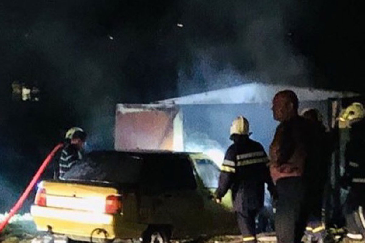 В Харькове из-за мусора загорелись гаражи и машина (фото)