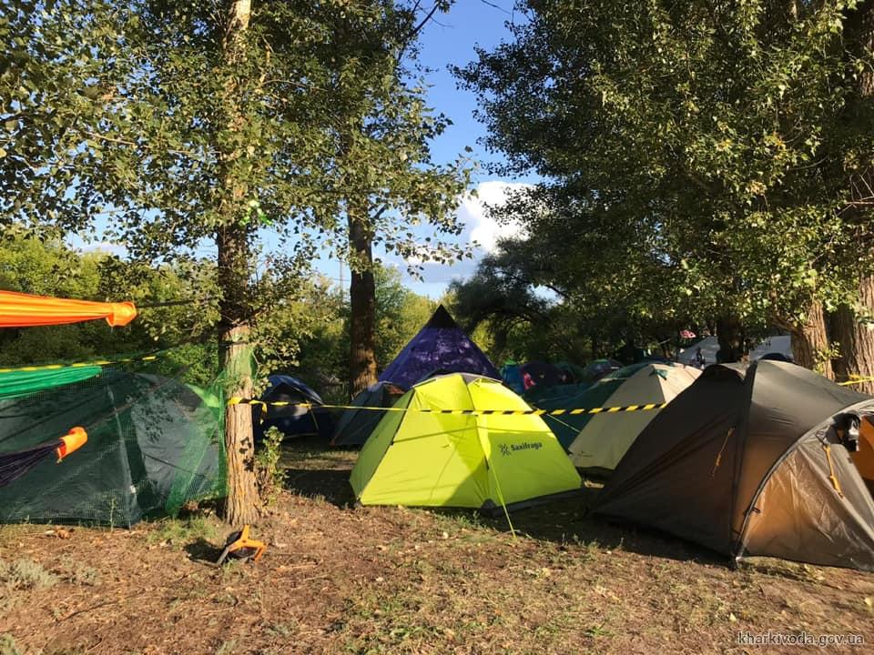 Под Харьковом тысячи людей жили в палатках (фото)