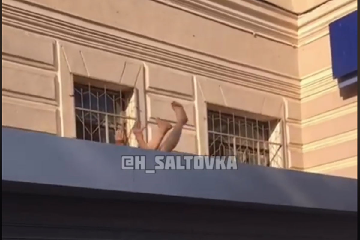 В Харькове мужчина делал необычные упражнения на крыше (видео)