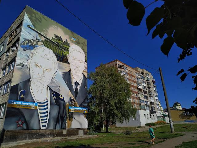 Под Харьковом на стенах домов появились портреты (фото)