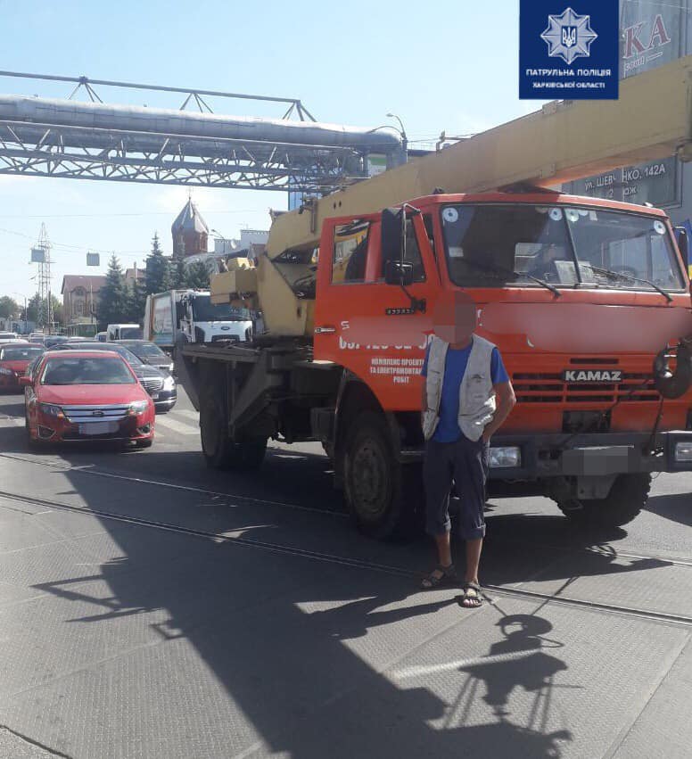 В Харькове КамАЗ попал в аварию (фото)