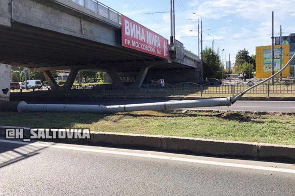 На Московский проспект рухнула опора с моста (фото, видео)