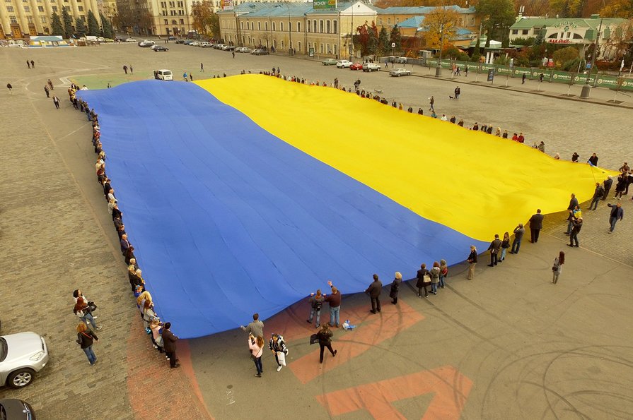 В центре развернут огромный флаг