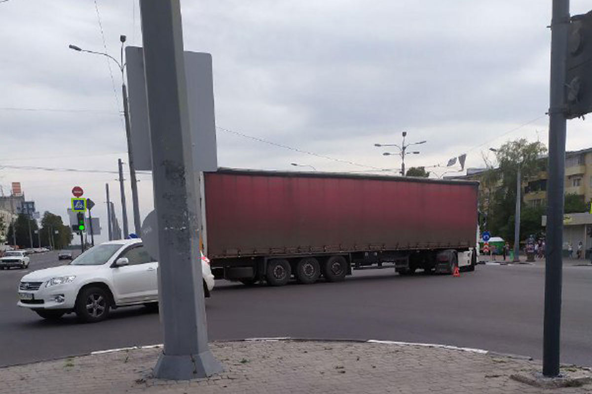 На Одесской фура заблокировала движение транспорта (фото)