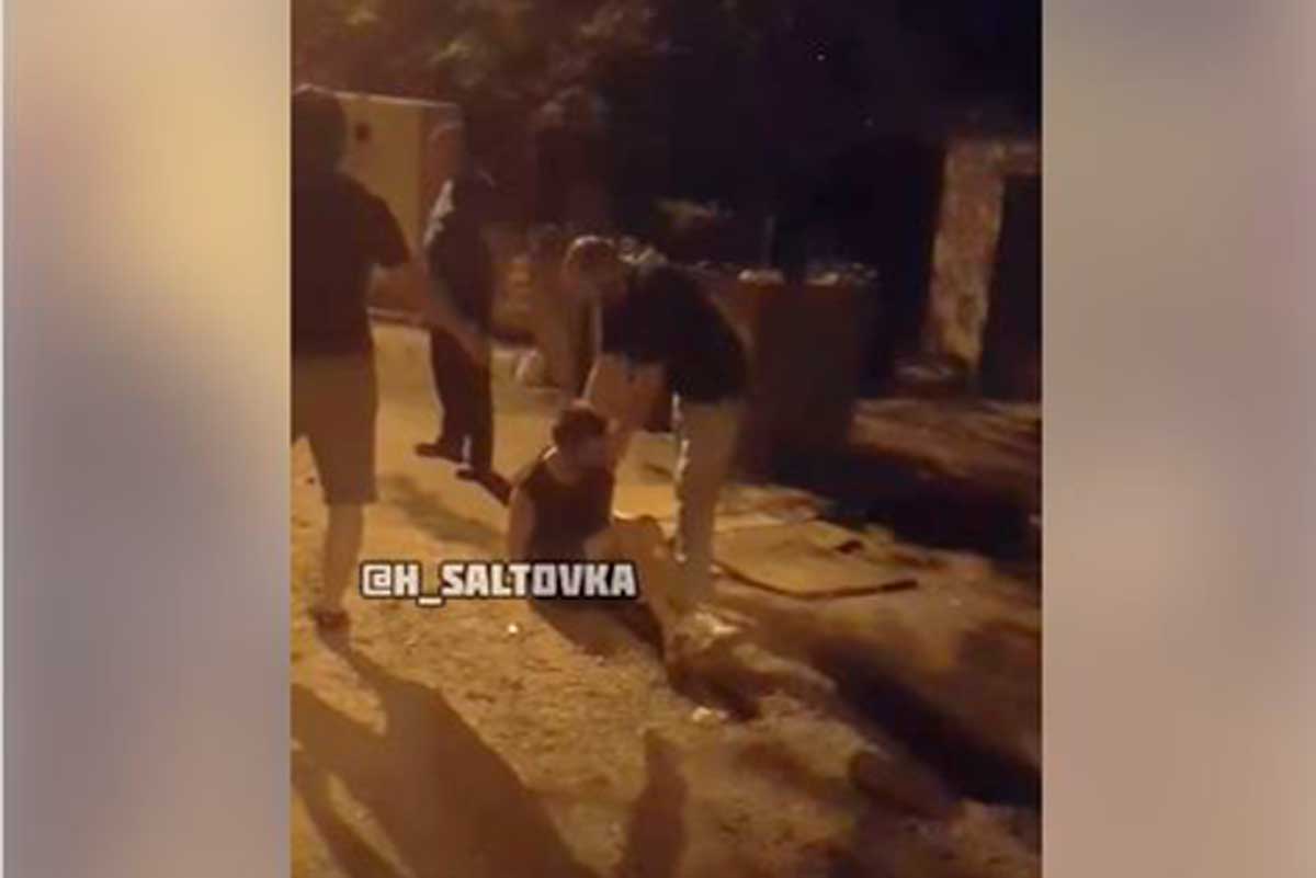 В Харькове прохожие поймали мужчину, нападавшего на людей (видео)