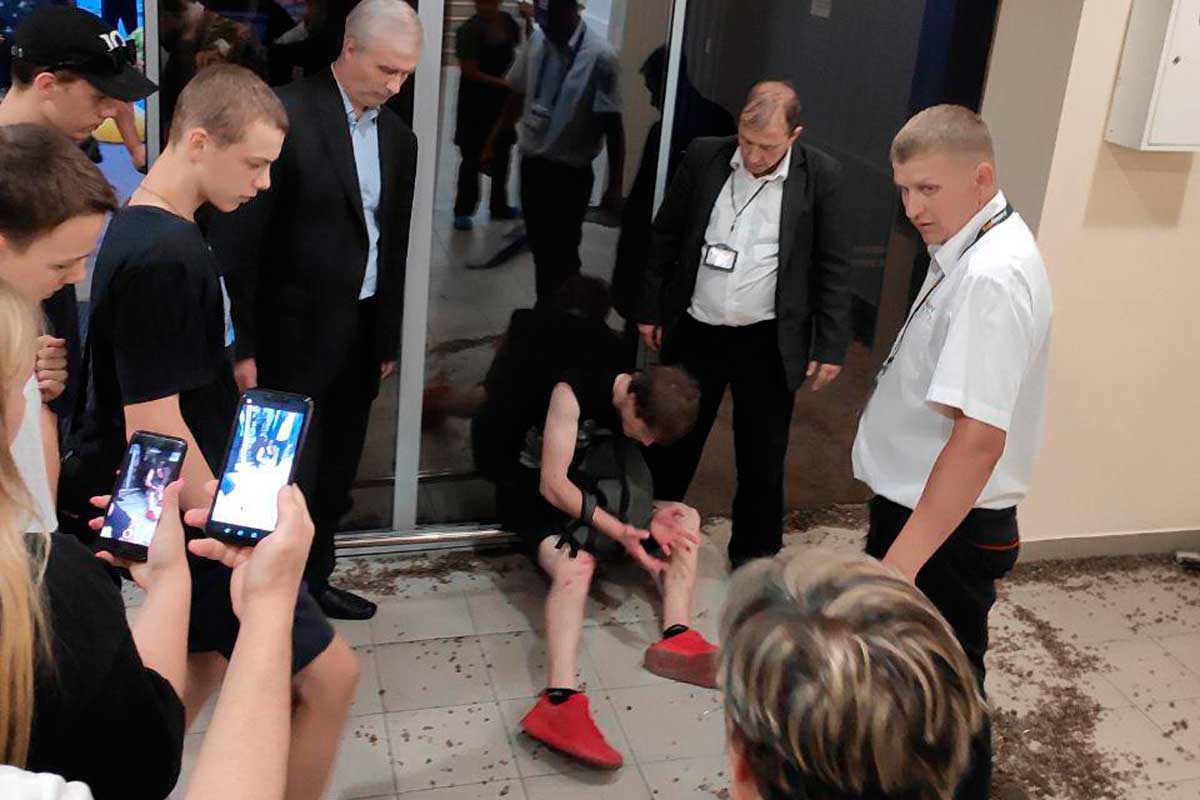 В Харькове парень на скорости влетел в двери торгового центра (фото)