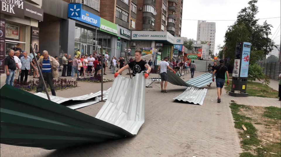 В Харькове неизвестные сломали забор возле метро (видео)