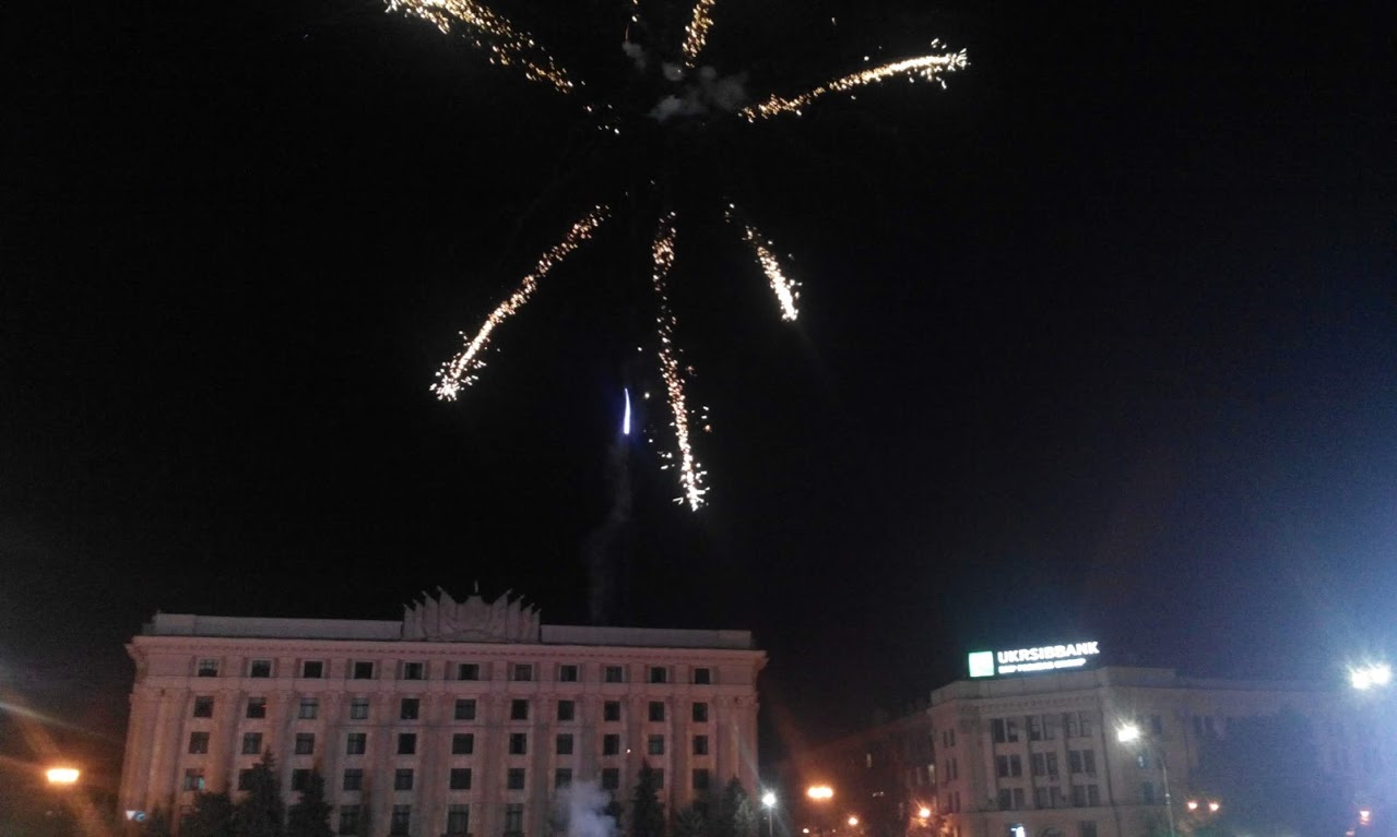 Неизвестные устроили фейерверк на площади Свободы (фото)