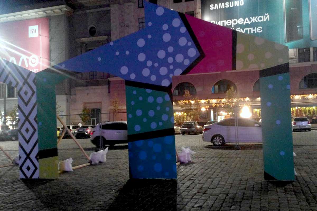 На площади Свободы появились инсталляции (фото)