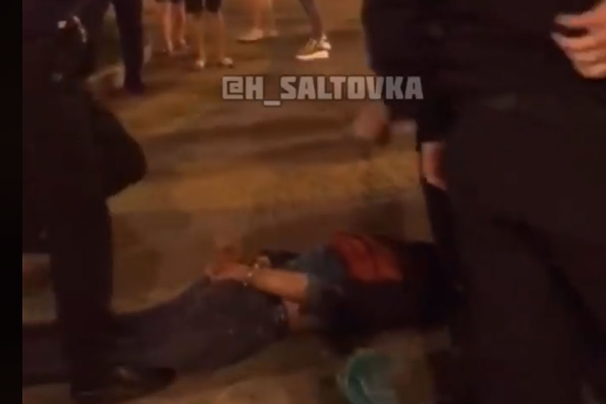 В парке Горького мужчина угрожал пистолетом женщине с ребенком (видео)