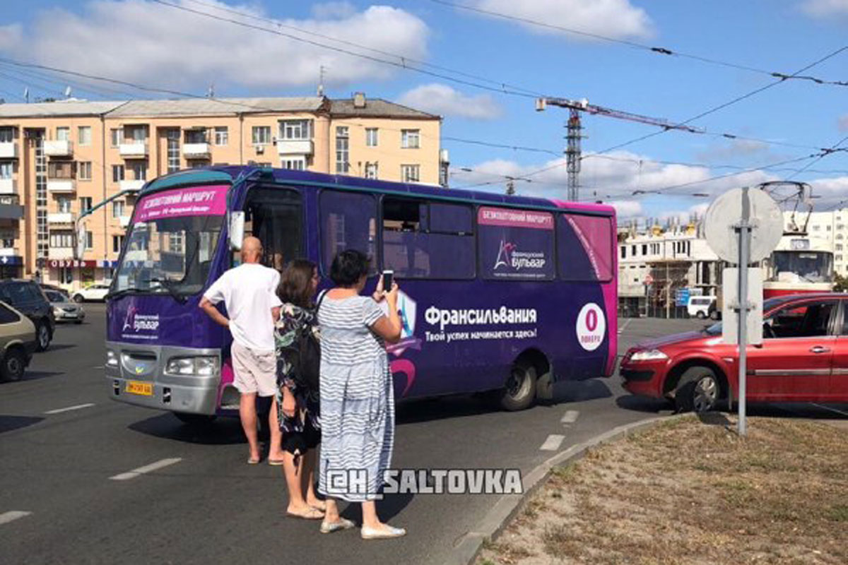 В Харькове - ДТП с маршруткой, движение трамваев заблокировано (фото)